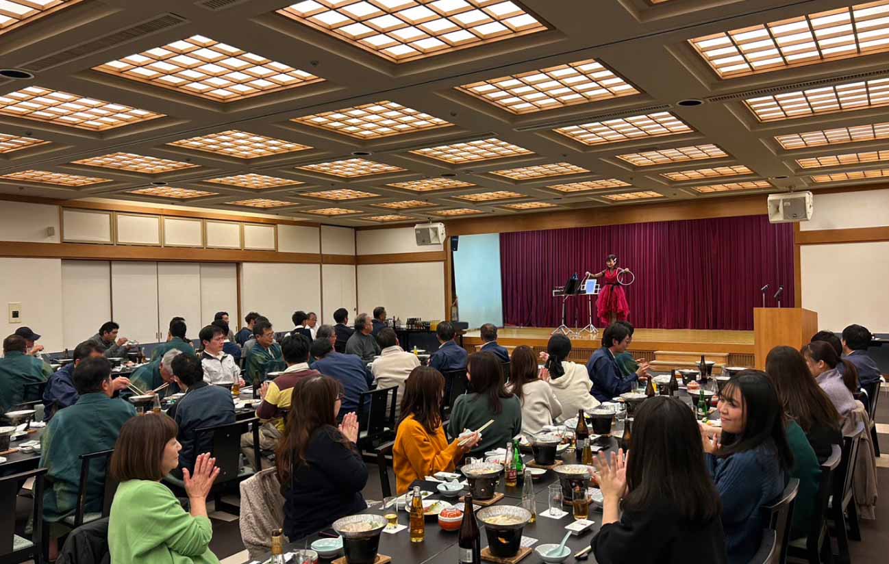 ライブ感あふれる演出が魅力！ 会場を巻き込んで行う 定番のステージマジック