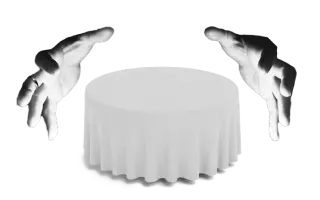 ゲストのテーブルを回り、目の前でマジックを披露！